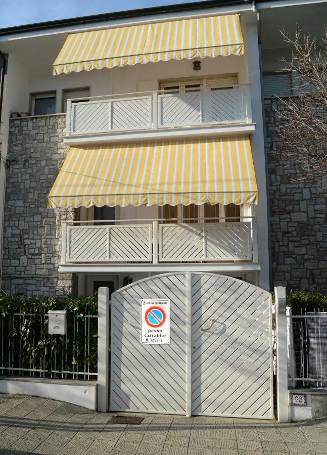 Il Don Minzoni 98 "Casa Vacanze" ลิโด ดิ กามาโยเร ภายนอก รูปภาพ